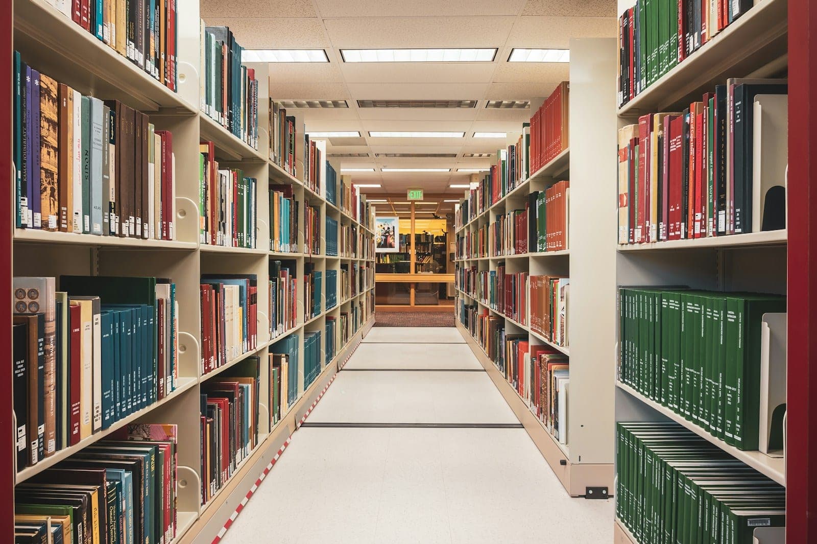 Długi rząd regałów bibliotecznych wypełnionych książkami